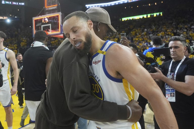 Jimmy Butler out but Steph Curry, Warriors handle business