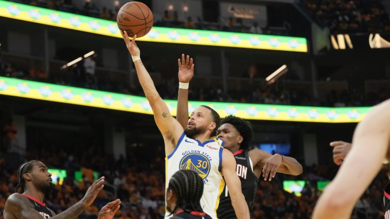 Curry heats up with Butler out, scores 36 as Warriors beat Rockets for 2-1 lead