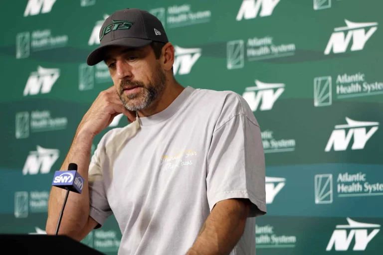 Analyst Sends Warning Message To Steelers About Aaron Rodgers