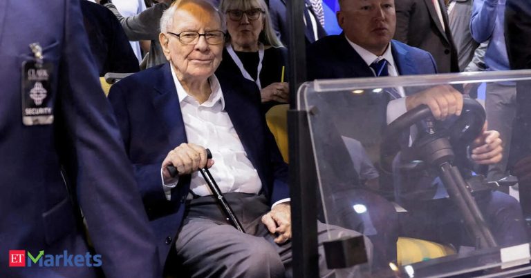 Berkshire Hathaway: Buffett takes the stage at Berkshire Hathaway meeting