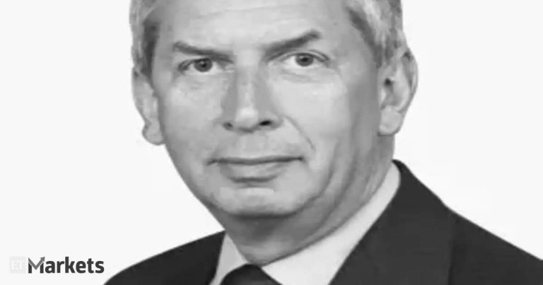 Billionaire Terry Smith lists 5 reasons why Warren Buffett’s success can’t be replicated
