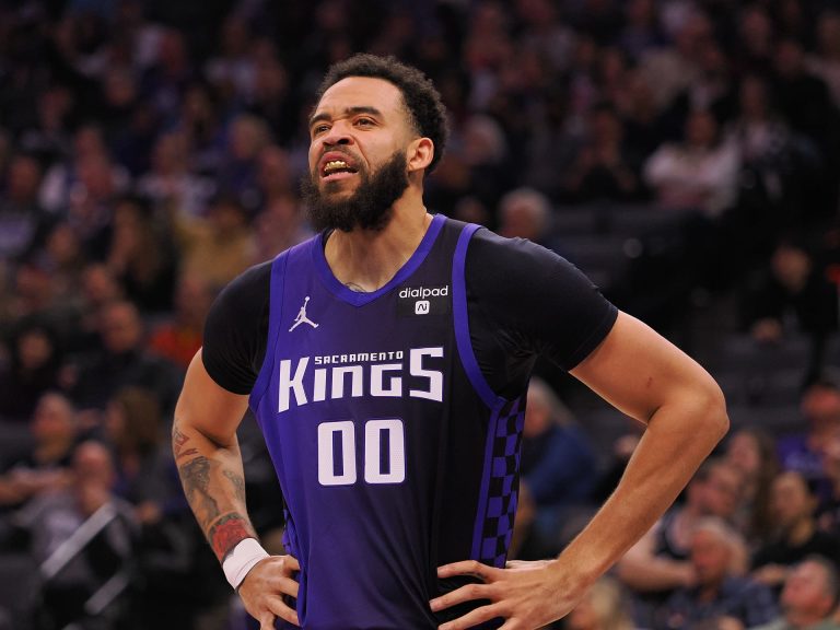 Ex-Lakers center sends shockwave after grabbing opponent by the neck in heated brawl