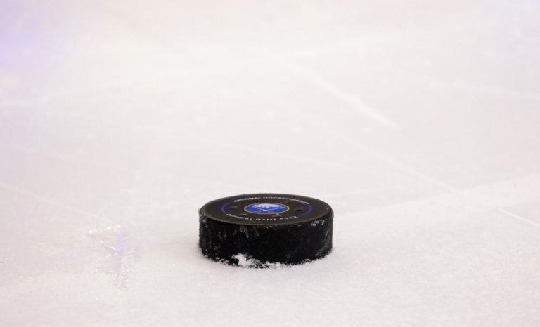 Charge surprise top-seeded Victoire in Game 1 of PWHL semis