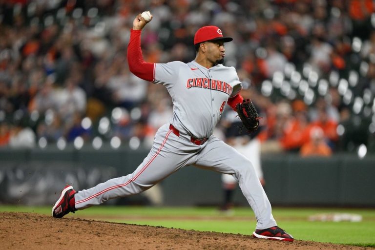 Reds demote struggling Alexis Diaz, call up Luis Mey
