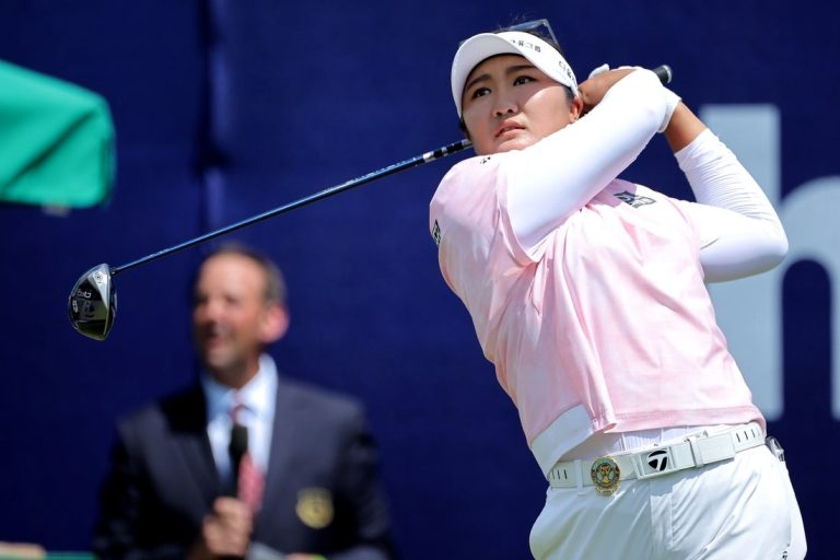 Haeran Ryu jumps in front at Black Desert Championship