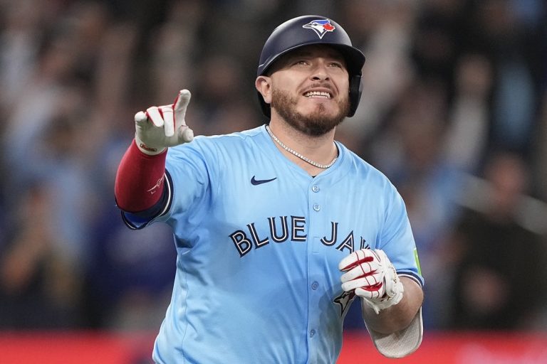 MLB roundup: Jays rally from 6 down, top Red Sox in 10