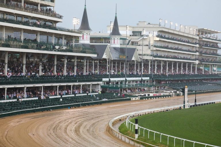 Good Cheer wins down the stretch at Kentucky Oaks