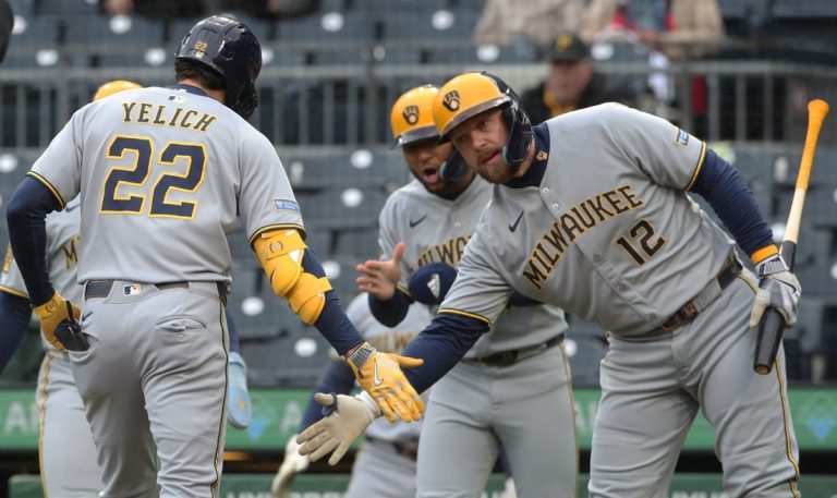 Christian Yelich blasts 2 homers as Brewers top Pirates