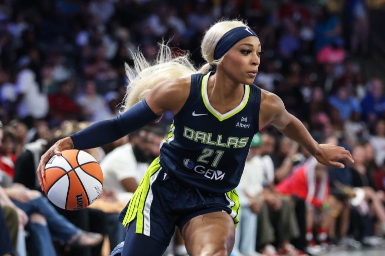 NaLyssa Smith sums up girlfriend DiJonai Carrington’s no-nonsense reaction to hard foul in 3 words