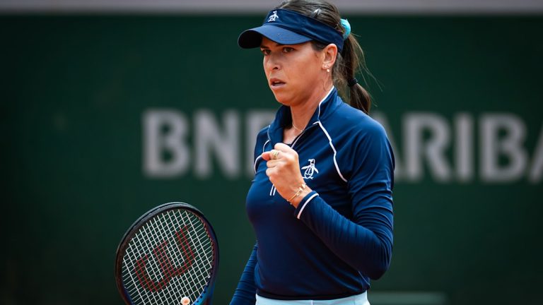 Ajla Tomljanovic defeats Maya Joint in first round