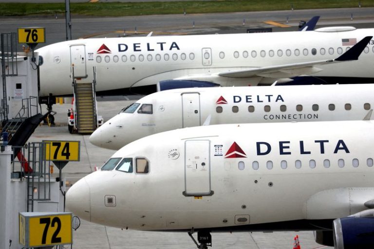 Delta must face passenger lawsuit over massive computer outage