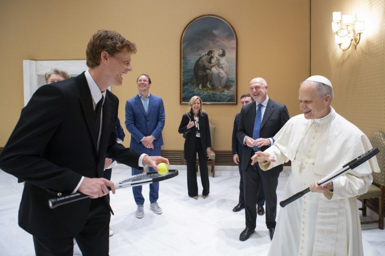 Jannik gives tennis fan Pope Leo XIV a racket