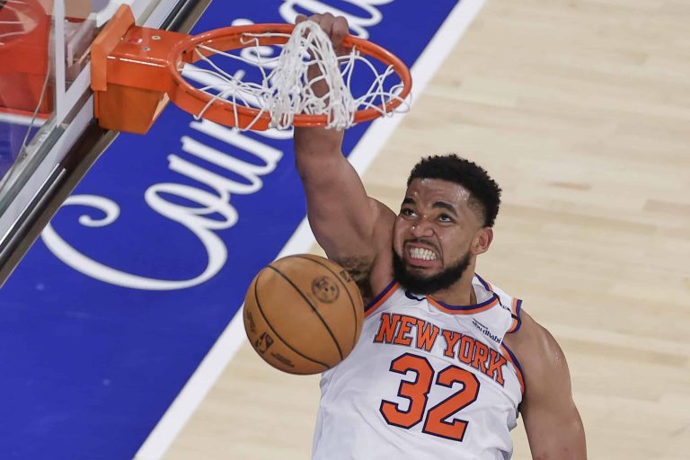Karl-Anthony Towns delivers for Knicks on bruised knee