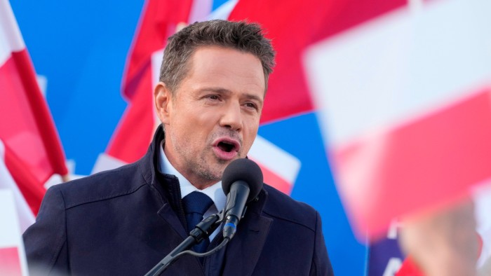 Pro-EU candidate narrowly ahead in Poland’s first round presidential vote