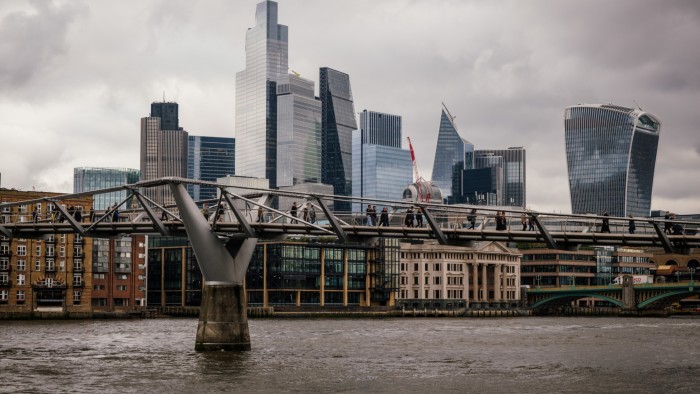 Mid-tier law firms increase bonuses for juniors working long hours
