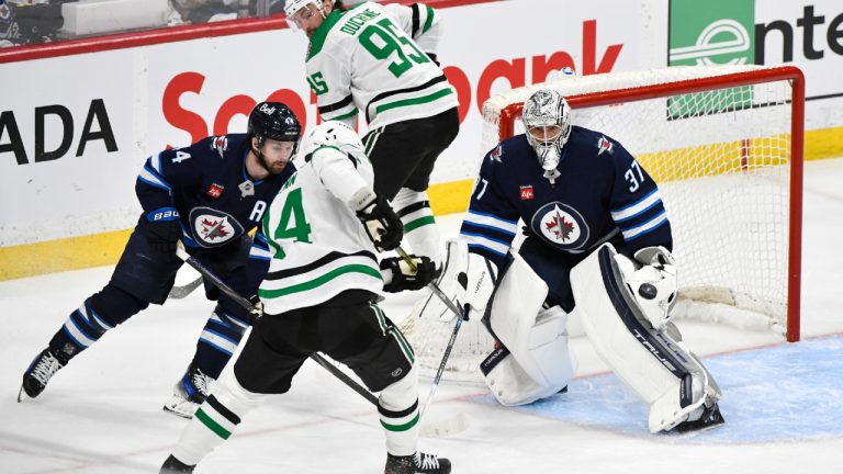 Hellebuyck, Jets firing on all cylinders in series-tying Game 2 win vs. Stars