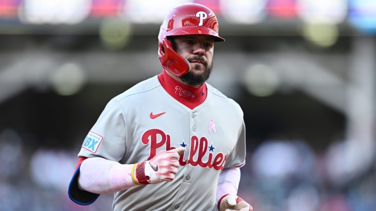 Watch: Kyle Schwarber extends impressive streak vs. Guardians
