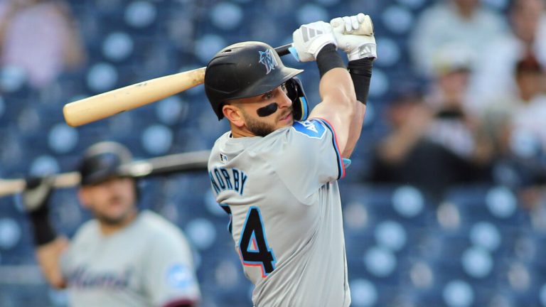 Yankees should target this surging third baseman