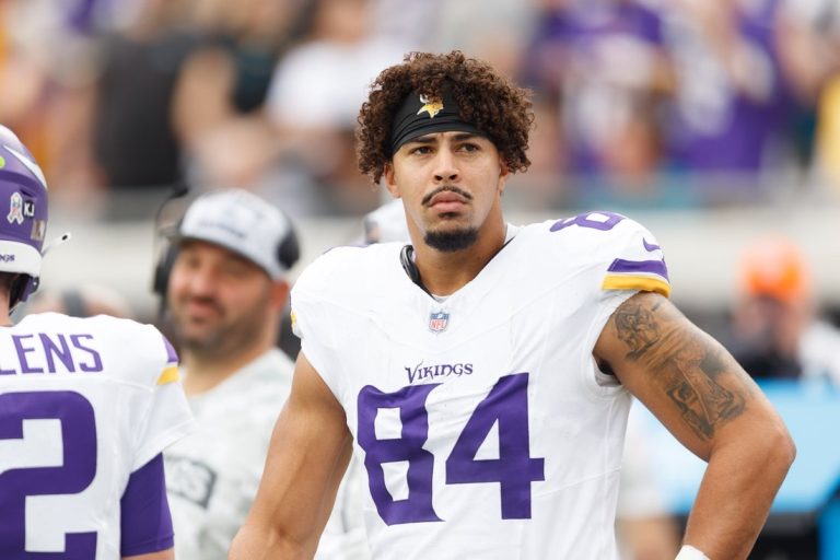 Vikings TE Josh Oliver signs 3-year extension