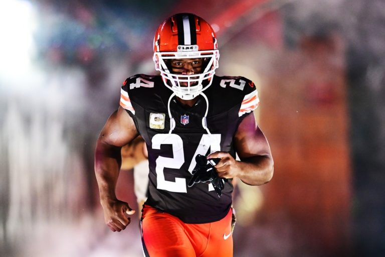 Texans officially sign RB Nick Chubb to one-year deal