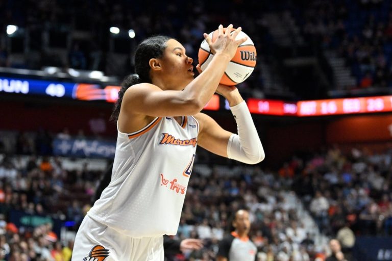 Mercury put win streak up against turnover-prone Sky