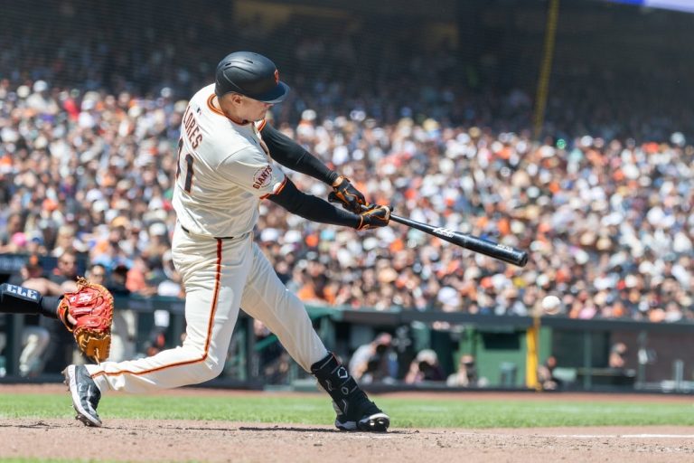 Wilmer Flores, Giants eke out win over Guardians