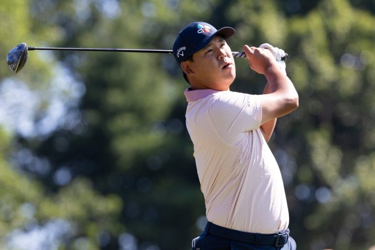 Si Woo Kim (back) WDs from Travelers Championship