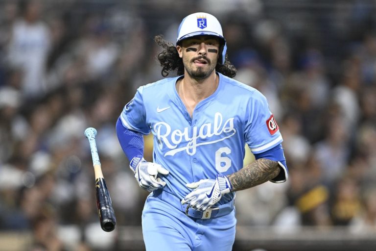Royals score late, hold on for victory over Padres