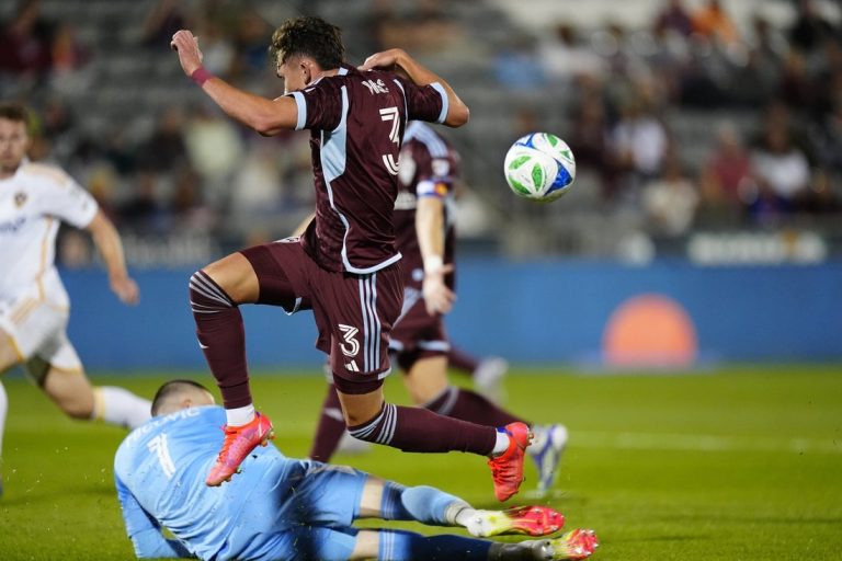 Rapids roll to 2-0 victory over MLS-worst Galaxy