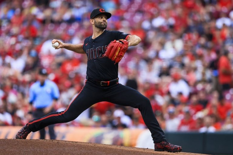 Nick Martinez takes no-hitter into ninth as Reds beat Padres