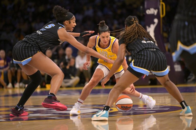 Big fourth quarter helps Sky beat Sparks again