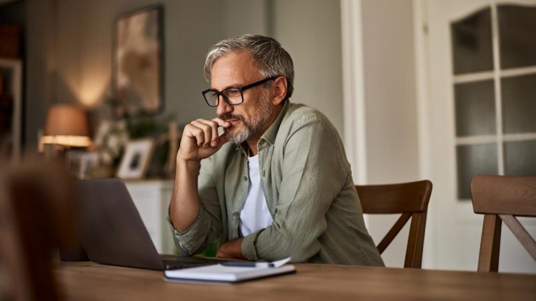 Most Retirees Follow This One Simple Spending Rule — but Experts Don’t Think They Should