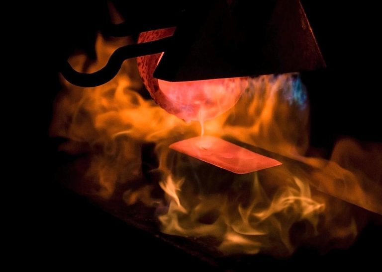 Gold Holds as Traders Weigh Inflation Warning, Middle East Risks