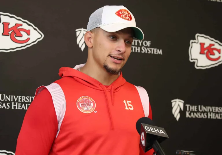 Patrick Mahomes Shows Off No-Look Pass In Practice