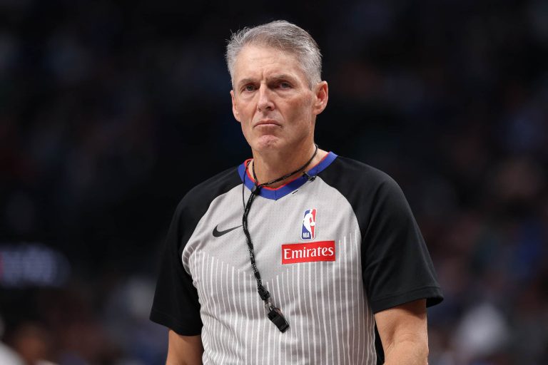 Pacers coach defends referee from criticisms