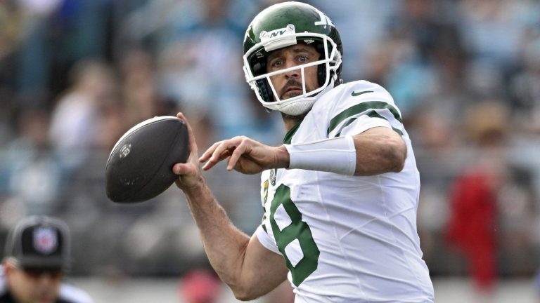 Aaron Rodgers signs one-year deal with Steelers after passing physical