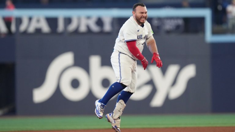 Kirk burns former teammate Romano with walkoff hit as Blue Jays top Phillies