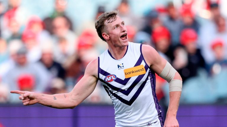 Pies’ old boys give everyone a pressure lesson as Freo finally look like a dangerous contender