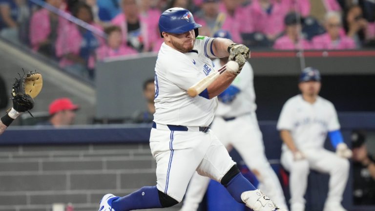 Kirk, Blue Jays win on walk-off vs. Romano, Phillies