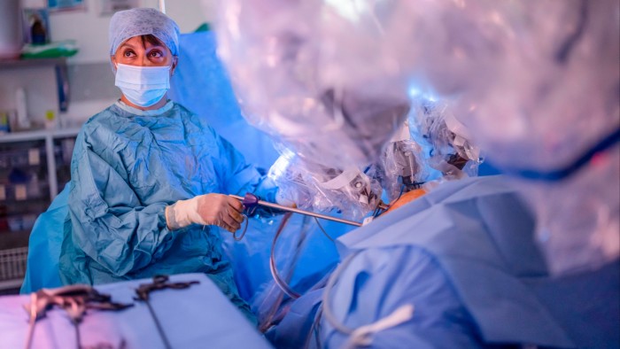 Wes Streeting puts robotic surgeons at heart of 10-year plan for NHS