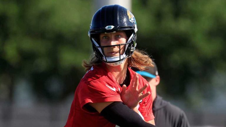 Trevor Lawrence offers update on throwing arm soreness