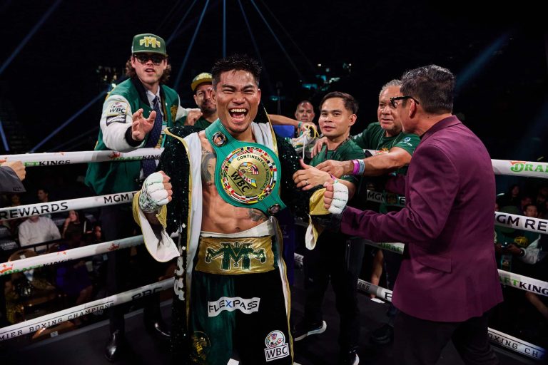 Mark Magsayo beats tough Mexican foe in Pacquiao undercard