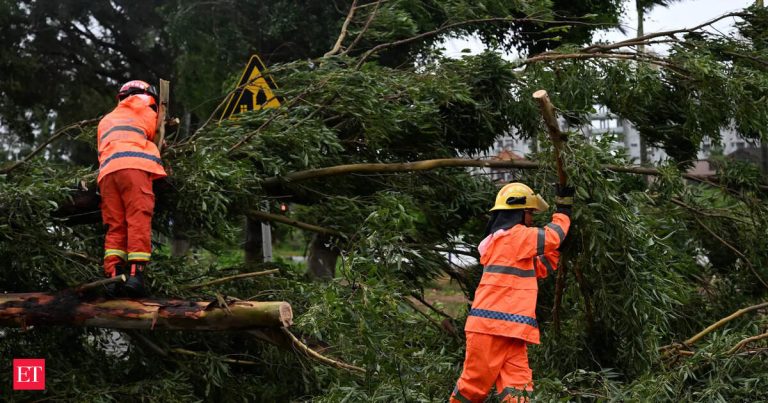 Shanghai evacuates 283,000 people as typhoon nears