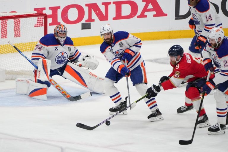 Report: D Evan Bouchard signs four-year deal with Oilers