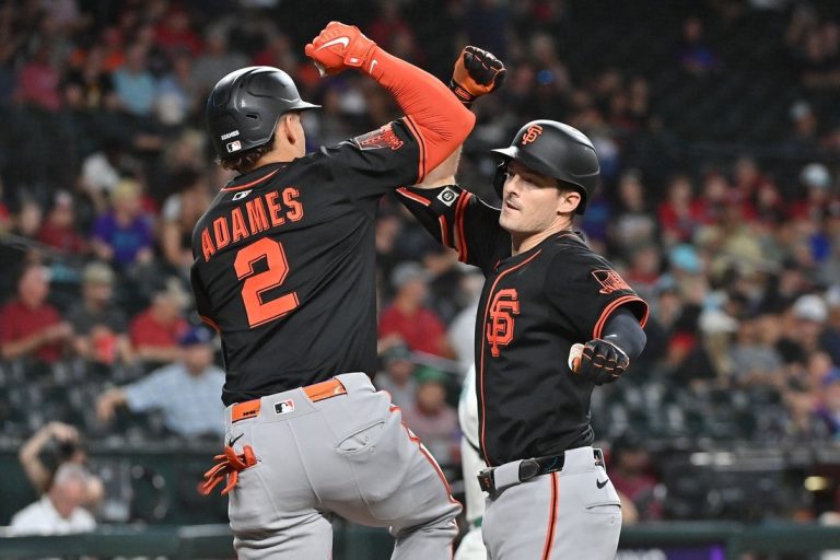 Giants blow lead but edge D-backs in 10 to end skid