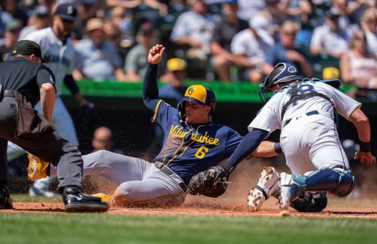 Brewers swat 17 hits to sink Mariners, start new streak