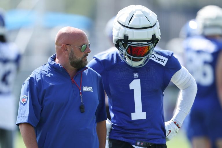 Deadspin | Giants discussed personnel plans — not surgery –