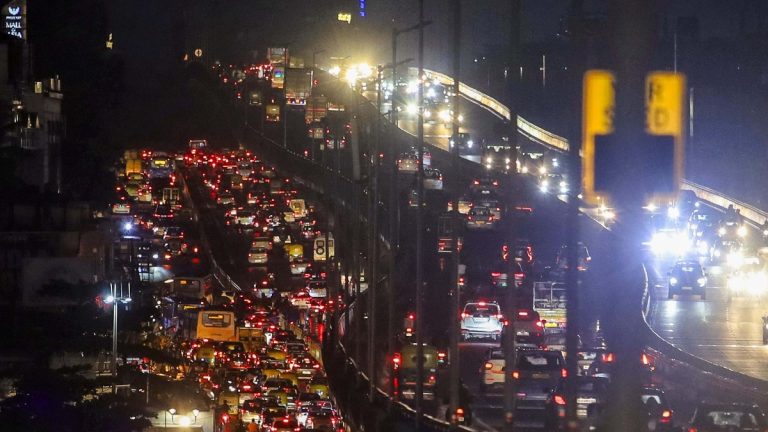 6 km in 1 hour in car vs 10 km in 45 min on foot: Tech leader slams Bengaluru traffic