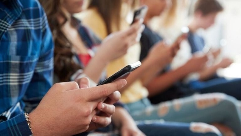 ‘Lonely in a crowd…’: Viral post laments magic of lost conversations with strangers amid addiction to smartphones