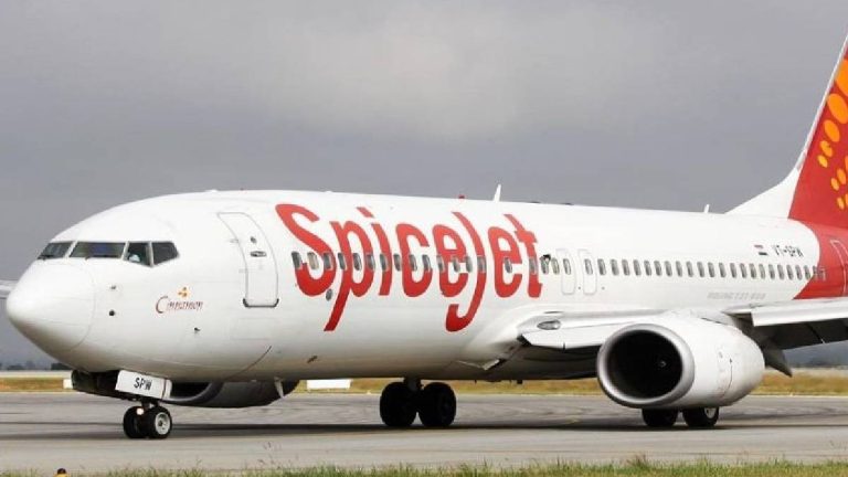 Two SpiceJet passengers try to enter cockpit forcefully; offloaded from the Mumbai bound flight